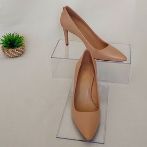 Michael kors NWOT  leather nude pump size 7.